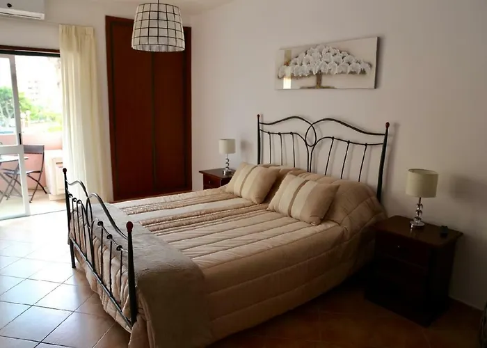 Praia Da Rocha, Algarve Sunny Apartment